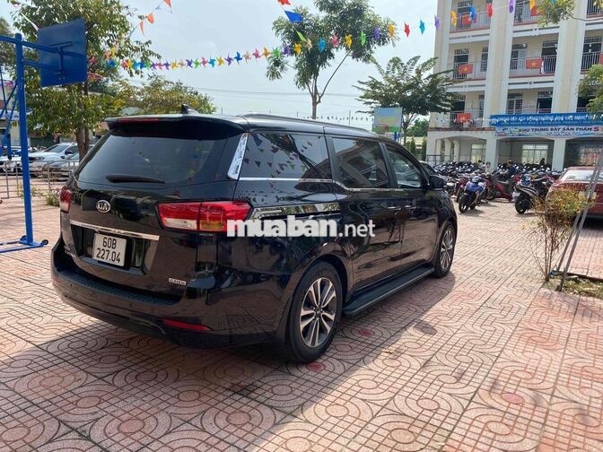 Kia Grand Sedona 7 chỗ Dầu Đen