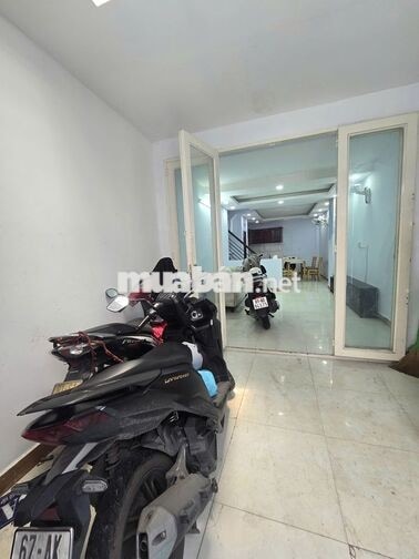 Nhà 2 tầng hẻm ô tô, sát mặt tiền Nguyễn Tư Giản, chỉ 9tr/tháng