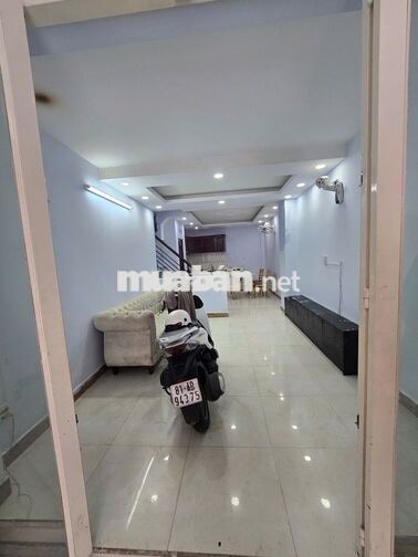 Nhà 2 tầng hẻm ô tô, sát mặt tiền Nguyễn Tư Giản, chỉ 9tr/tháng