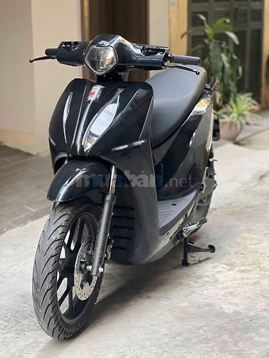 Xe máy điện DB S1 màu đen, thiết kế nhỏ gọn, phù hợp di chuyển trong đ
