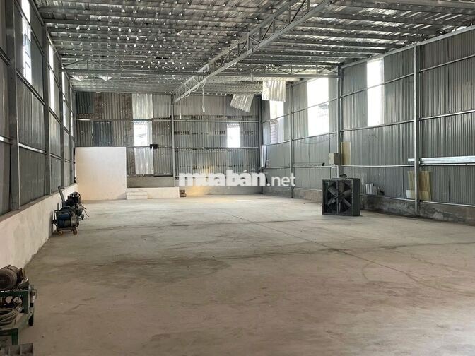 Cho thuê kho, 10 x 30m, giá 10tr/ tháng, Ngã 4 chiêu liêu