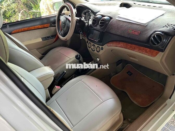 Daewoo Gentra 5 chỗ số sàn màu trắng
