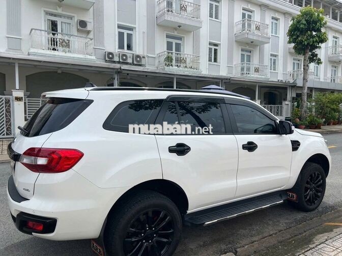 Ford Everest 2021 Titanium Trắng, 2 cầu, 820tr