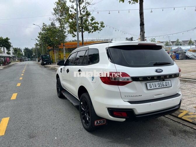 Ford Everest 2021 Titanium Trắng, 2 cầu, 820tr