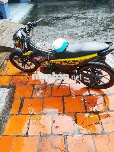 Suzuki Satria F150 150cc màu đen vàng