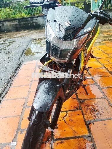 Suzuki Satria F150 150cc màu đen vàng