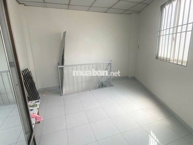 Nhà nguyên căn 2MT, 2 lầu, 1 trệt, 1 vệ sinh có ban công, sẵn nội thất