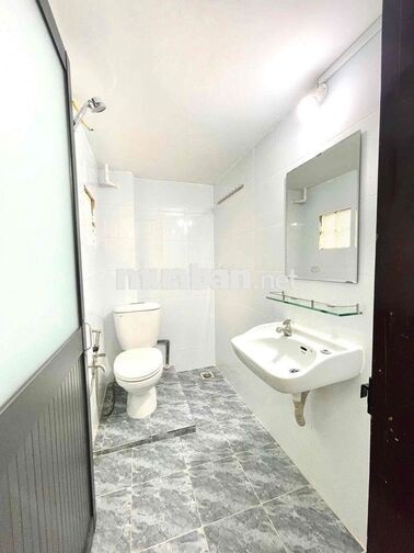 TRỐNG 1 PHÒNG CÓ GÁC - CỬA SỔ TRỜI - CMT8