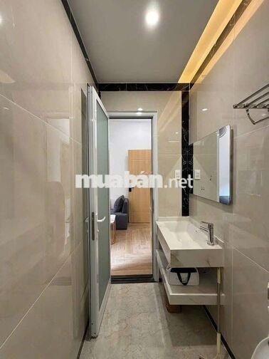 Cho thuê căn hộ 1 phòng ngủ, có thang máy, ban công, yên tĩnh