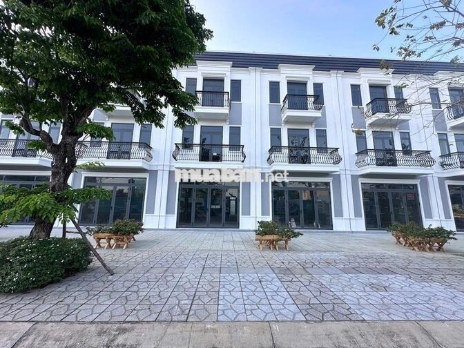 Bán nhà phố bằng giá căn hộ. 5x22 3 lầu view sông, công viên 5 tỷ full