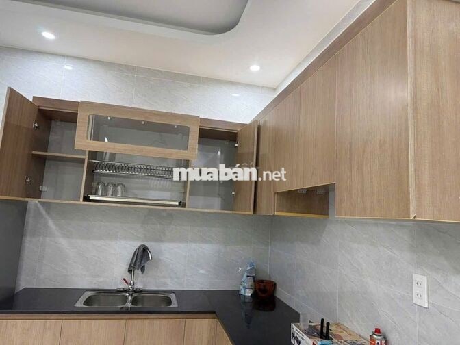 CHO THUÊ CĂN HỘ 2 PHÒNG NGỦ SÂN RỘNG RÃI FULL NỘI THẤT HẺM NGÔ QUYỀN