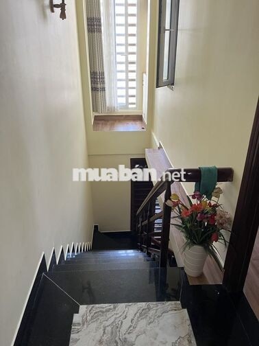 Cho thuê nhà 2 tầng cách đường Nguyễn Thị Minh Khai 135m