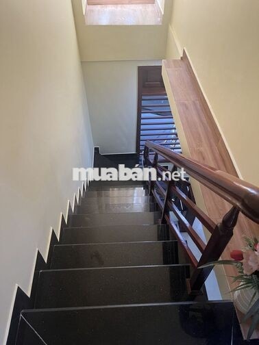 Cho thuê nhà 2 tầng cách đường Nguyễn Thị Minh Khai 135m