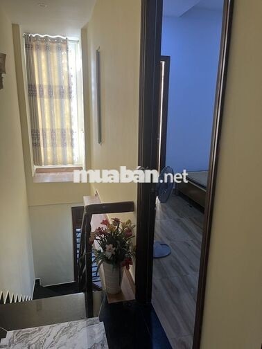 Cho thuê nhà 2 tầng cách đường Nguyễn Thị Minh Khai 135m