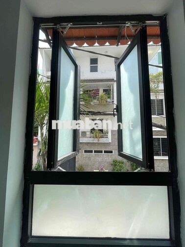 CHÍNH CHỦ CHO THUÊ PHÒNG BAN CÔNG,CỬA SỔ TRỜI,FULL NỘI THẤT GIÁP QUẬN1