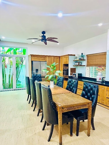 biệt thự ,gần biển, 300m2 sàn, 3 tầng 1 hầm, full nội thất pccc