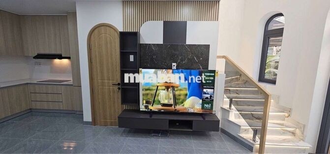 ĐỐI DIỆN UBND QUẬN,SÁT VINCOM 3TẦNG VIEW ĐỈNH FULL NỘI THẤT CAO CẤP