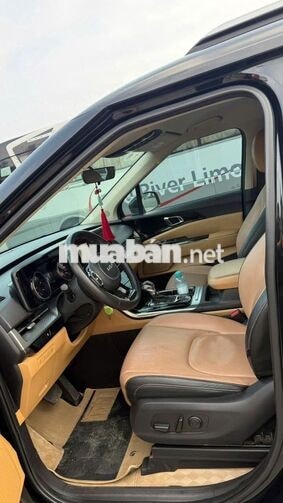Kia Carnival  2022 màu đen - 800tr