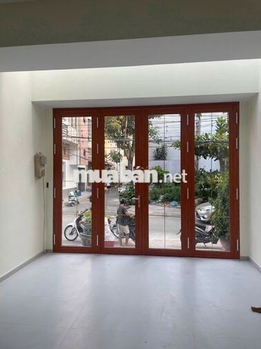Nhà nguyên căn ngay cổng DH Văn Lang 4x18m 3 tầng
