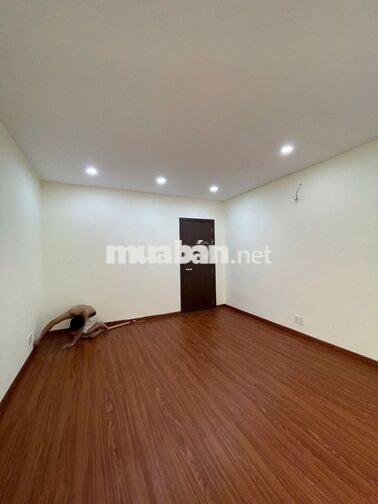 Nhà nguyên căn ngay cổng DH Văn Lang 4x18m 3 tầng