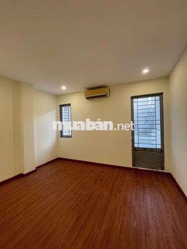 Nhà nguyên căn ngay cổng DH Văn Lang 4x18m 3 tầng