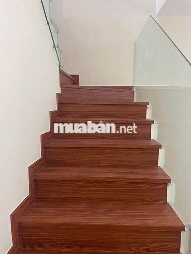 Nhà nguyên căn ngay cổng DH Văn Lang 4x18m 3 tầng