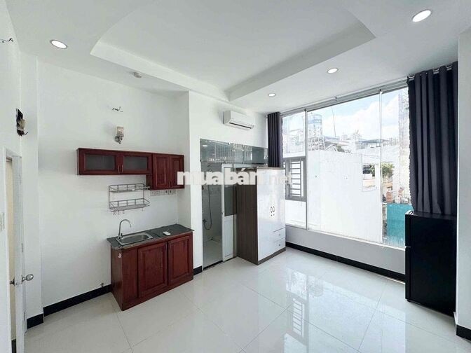 PHÒNG MỚI XÂY CỬA SỔ LỚN NẰM NGAY SÁT BÊN Q1