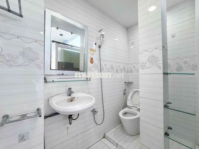 PHÒNG MỚI XÂY CỬA SỔ LỚN NẰM NGAY SÁT BÊN Q1
