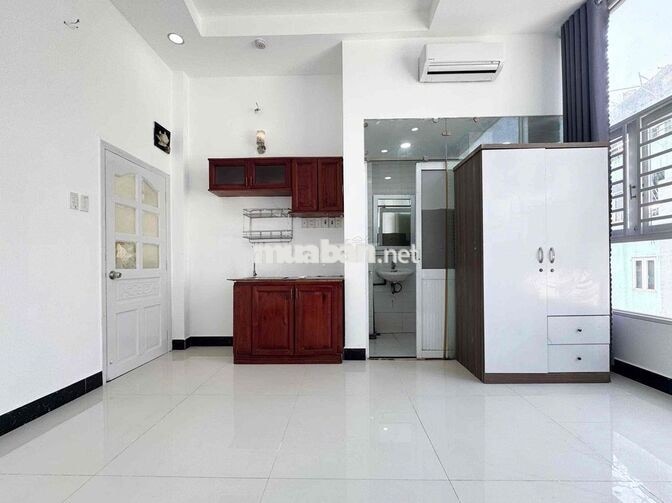 PHÒNG MỚI XÂY CỬA SỔ LỚN NẰM NGAY SÁT BÊN Q1