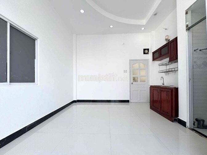 PHÒNG MỚI XÂY CỬA SỔ LỚN NẰM NGAY SÁT BÊN Q1