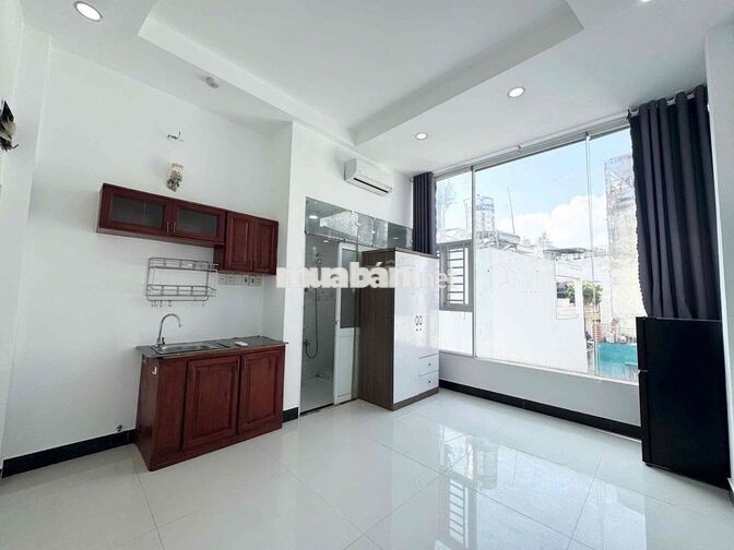 PHÒNG MỚI XÂY CỬA SỔ LỚN NẰM NGAY SÁT BÊN Q1