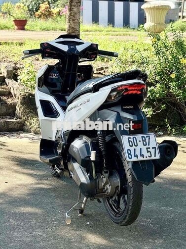 Honda Air Blade 2023 trắng đen