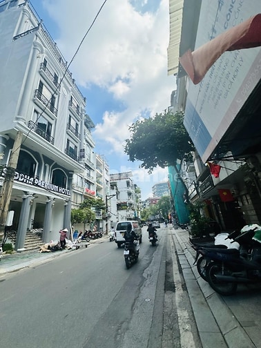 Gà đẻ trứng vàng, bán nhà 9,5 tầng 1 hầm phố Giảng Võ, dt: 110m
