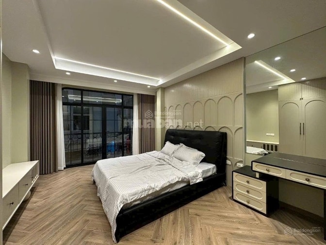 Bán nhà KBT 7,5 tầng ngõ 26 Nguyên Hồng MB: 90m MT: 7,2m 