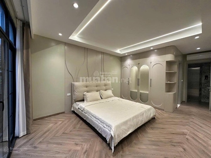 Bán nhà KBT 7,5 tầng ngõ 26 Nguyên Hồng MB: 90m MT: 7,2m 
