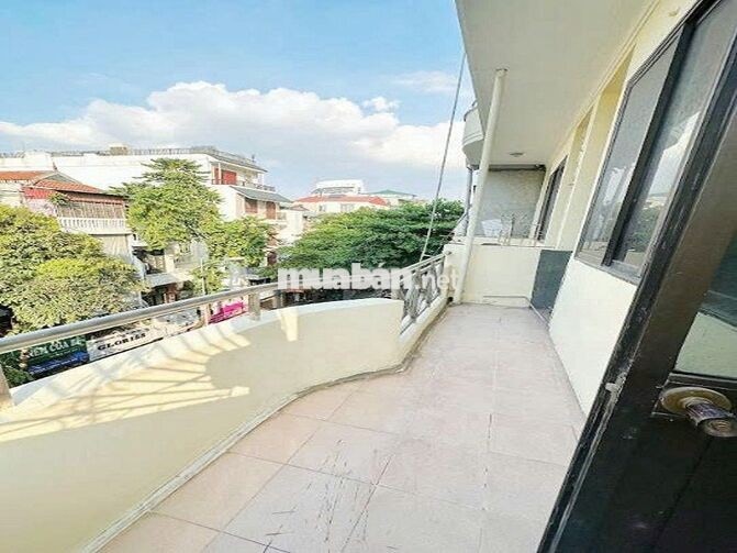 Phòng full đồ, có ban công. nhà mặt phố Thụy Khuê, Tây Hồ 5.2 triệu/th