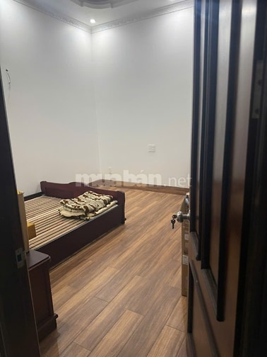 Cho thuê nhà tổng 240m2 tại 135 Nguyễn Văn Hới