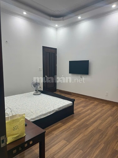 Cho thuê nhà tổng 240m2 tại 135 Nguyễn Văn Hới