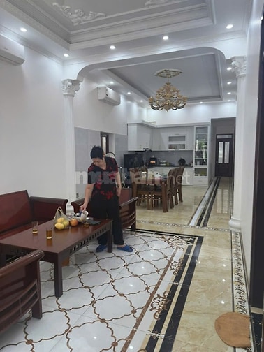 Cho thuê nhà tổng 240m2 tại 135 Nguyễn Văn Hới