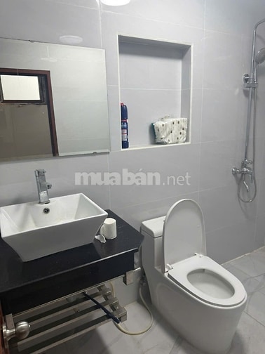 Cho thuê nhà tổng 240m2 tại 135 Nguyễn Văn Hới