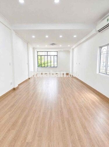 nhà sạch đẹp trống suốt phù hợp nhiều ngành nghề kinh doanh sạch sẽ