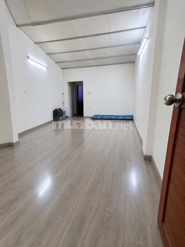Cho thuê nhà nguyên căn ngõ 3 HVCS - 3 Ngủ +2wc giá 5tr/1 tháng.