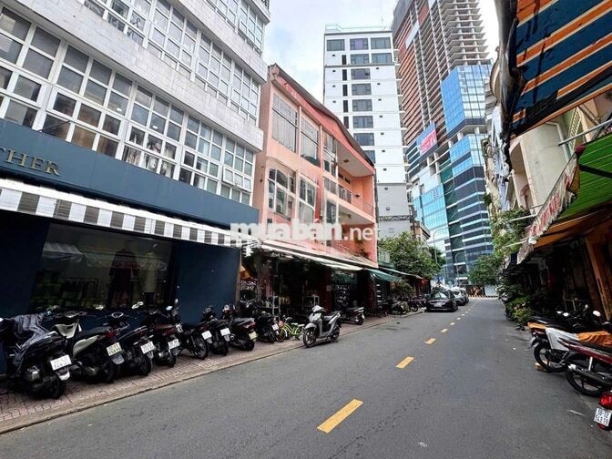 Mặt tiền ngang 9m đối diện chợ Bến Thành giá chỉ có 50tr. Quá rẻ !!!