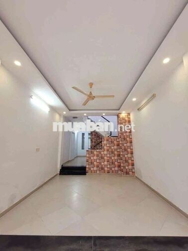Bán Nhà Sát Cầu Ngã Tư Ga - 52m2 - Hẻm Ô Tô - 2 Tầng BTCT chắc chắn .
