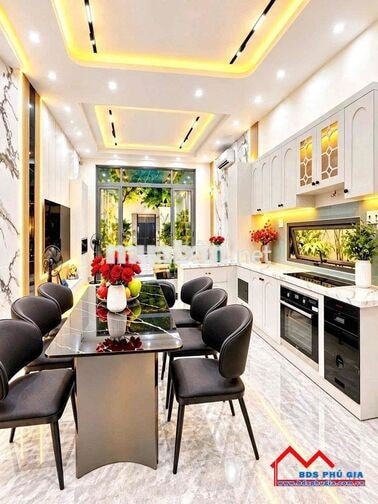 NHÀ VƯỜN THÔNG THOÁNG KHÔNG GIAN MÁT MẺ, CÓ 3 PN. NGAY CẠNH QUẬN 7