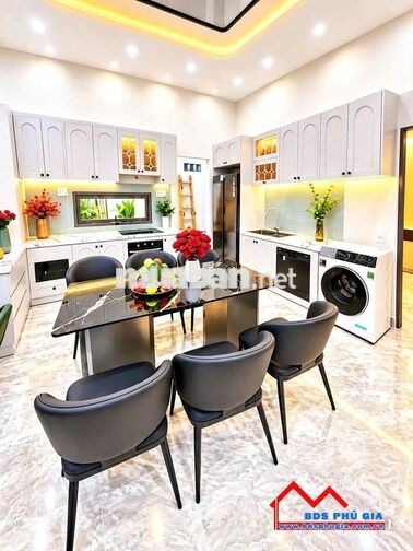 NHÀ VƯỜN THÔNG THOÁNG KHÔNG GIAN MÁT MẺ, CÓ 3 PN. NGAY CẠNH QUẬN 7