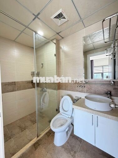 Cho thuê căn hộ 2 phòng ngủ Monarchy, tầng cao, full nội thất