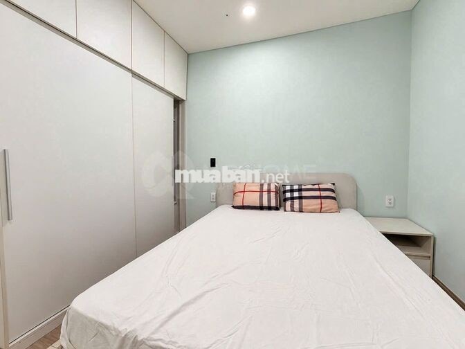 Cho thuê căn hộ 2 phòng ngủ Monarchy, tầng cao, full nội thất