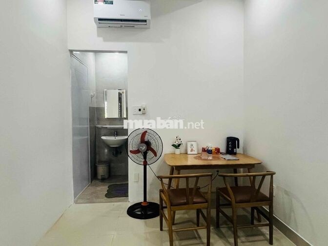 Chính chủ cho thuê căn hộ 2PN full nội thất mặt tiền Ngô Quyền