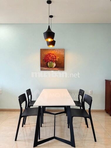 Cho thuê căn hộ 2 phòng ngủ Monarchy, tầng cao, full nội thất